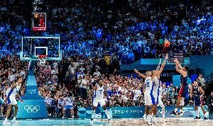 戈贝尔谈库里奥运金牌战表现：亲历这样的传奇时刻是一种荣幸